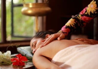 Massage ayurvédique traditionnel pendant la retraite en Inde