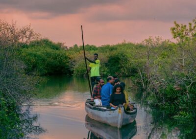 Participants se relaxant et contemplant le paysage sur les backwaters
