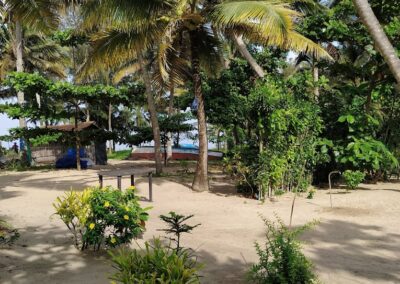Participants en méditation face à l’océan à Marari Beach