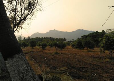 Coucher de soleil sur le centre de retraite spirituelle en Inde
